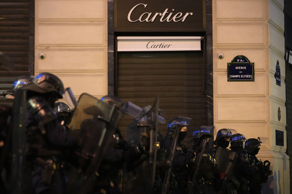 法国国内骚乱持续。美联社