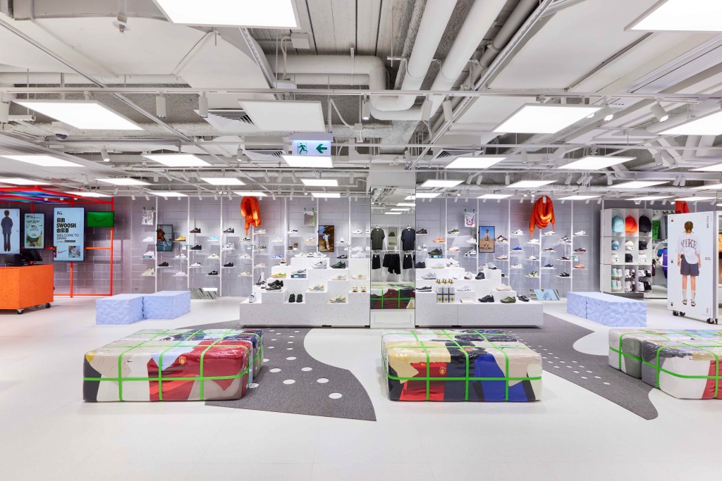 Nike Style Canton Road在店面設計廣泛地運用了可再生塑料和Nike Grind可回收物料，體現Nike對可持續發展承 諾的實踐。 