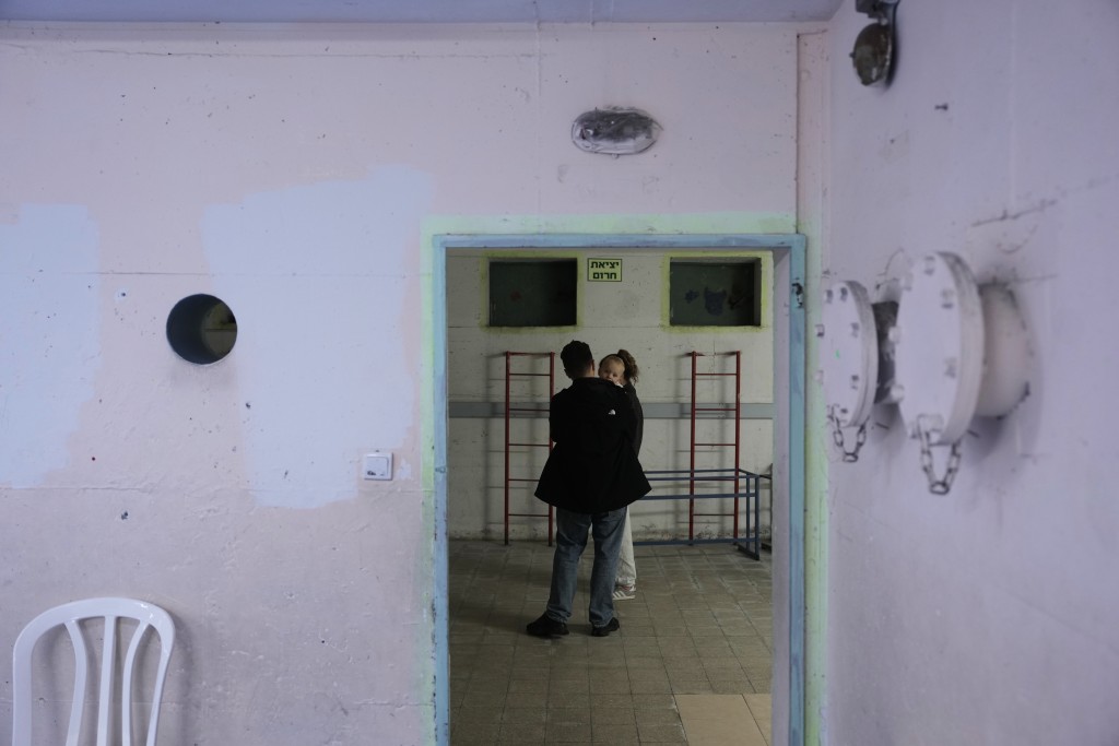 美國聯同以色列於當地周六(28日)凌晨採取代號為「史詩怒火」(Operation Epic Fury)的大規模軍事行動,對伊朗境內多個軍事目標發動猛烈空襲,伊朗民眾在建築物內躲避。美聯社 美國聯同以色列於當地周六(28日)凌晨採取代號為「史詩怒火」(Operation Epic Fury)的大規模軍事行動,對伊朗境內多個軍事目標發動猛烈空襲,伊朗民眾在建築物內躲避。美聯社