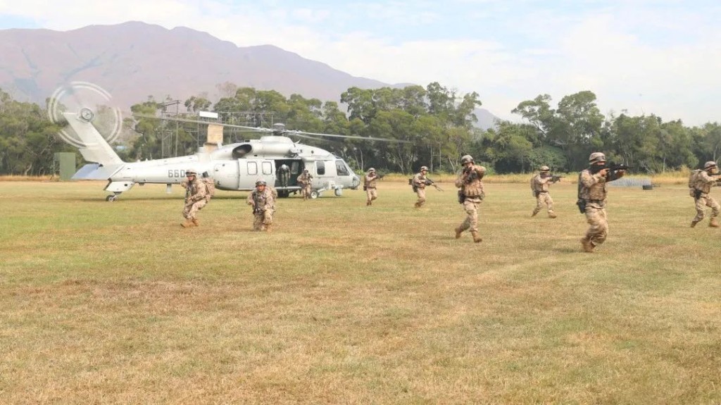 解放軍駐港部隊今日出動海陸空部隊，組織聯合巡邏。