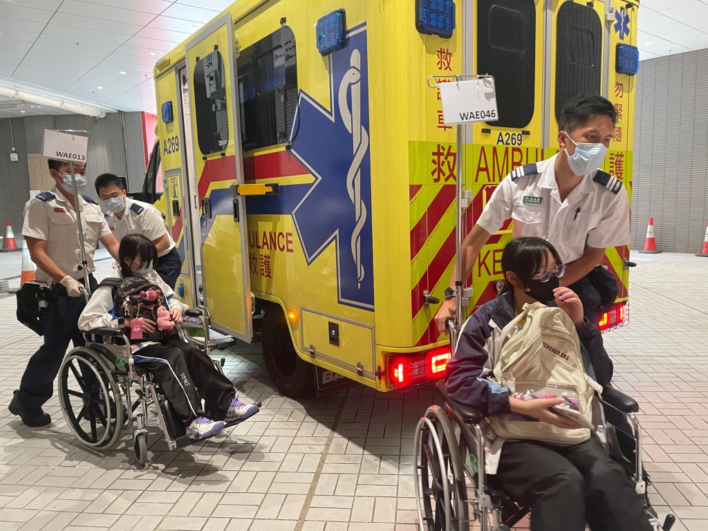 多名学生由救护车送院检查。