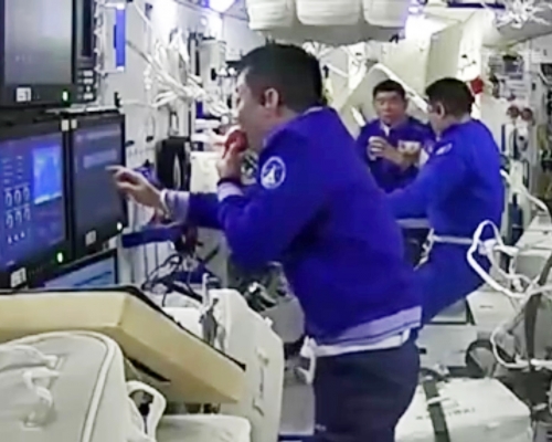 航天員在太空食新鮮蘋果。 網片截圖