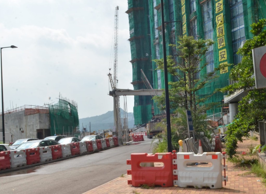 現場為康城路1號一建築地盤。林思明攝