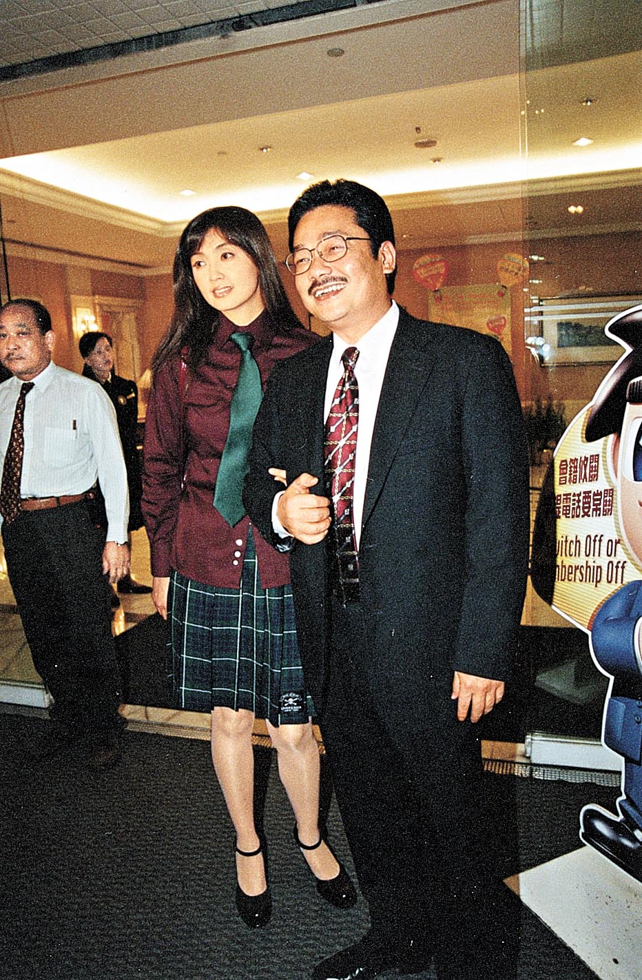 直到1999年，倪诗蓓恋上香港漫画家黄玉郎，并诞下一子黄英梁（Royce），惜两人于2004年分手收场。