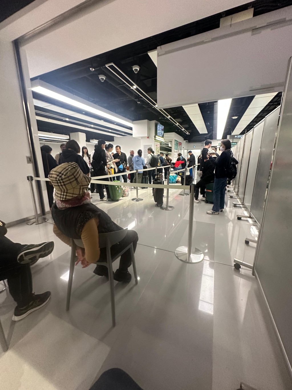 乘客梁小姐則在海關前站立等候，大感不滿，稱行動不便老人家相當辛苦。梁小姐提供