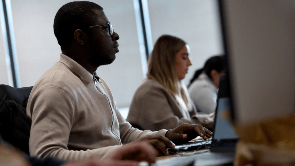 涉事女子長期提早上班，圖非當事人。路透社