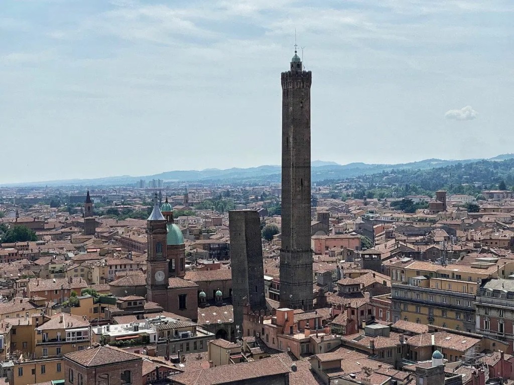 博洛尼亞市有兩座方形的高塔。網上圖片