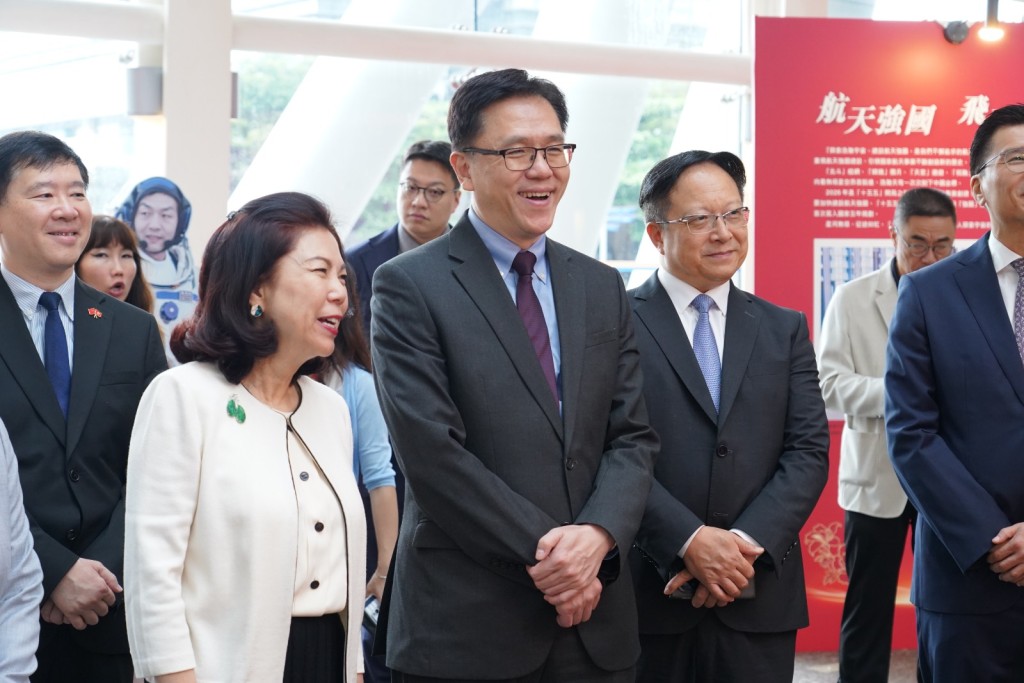 他期望未來繼續以創新科技賦能香港發展,積極融入國家發展大局,加快建設香港成為國際創新科技中心。 他期望未來繼續以創新科技賦能香港發展,積極融入國家發展大局,加快建設香港成為國際創新科技中心。