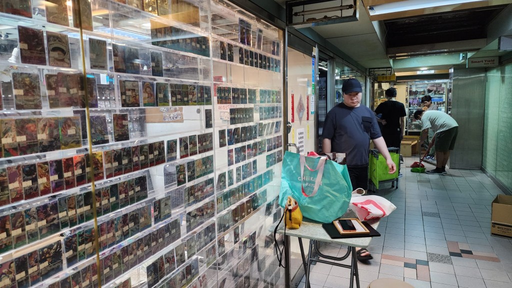 今日（2日）凌晨零時許，警方接獲青山道天悅廣場一名30歲姓陸店鋪負責人報案，指其經營的卡舖遭人蓄意破壞。黎志偉攝