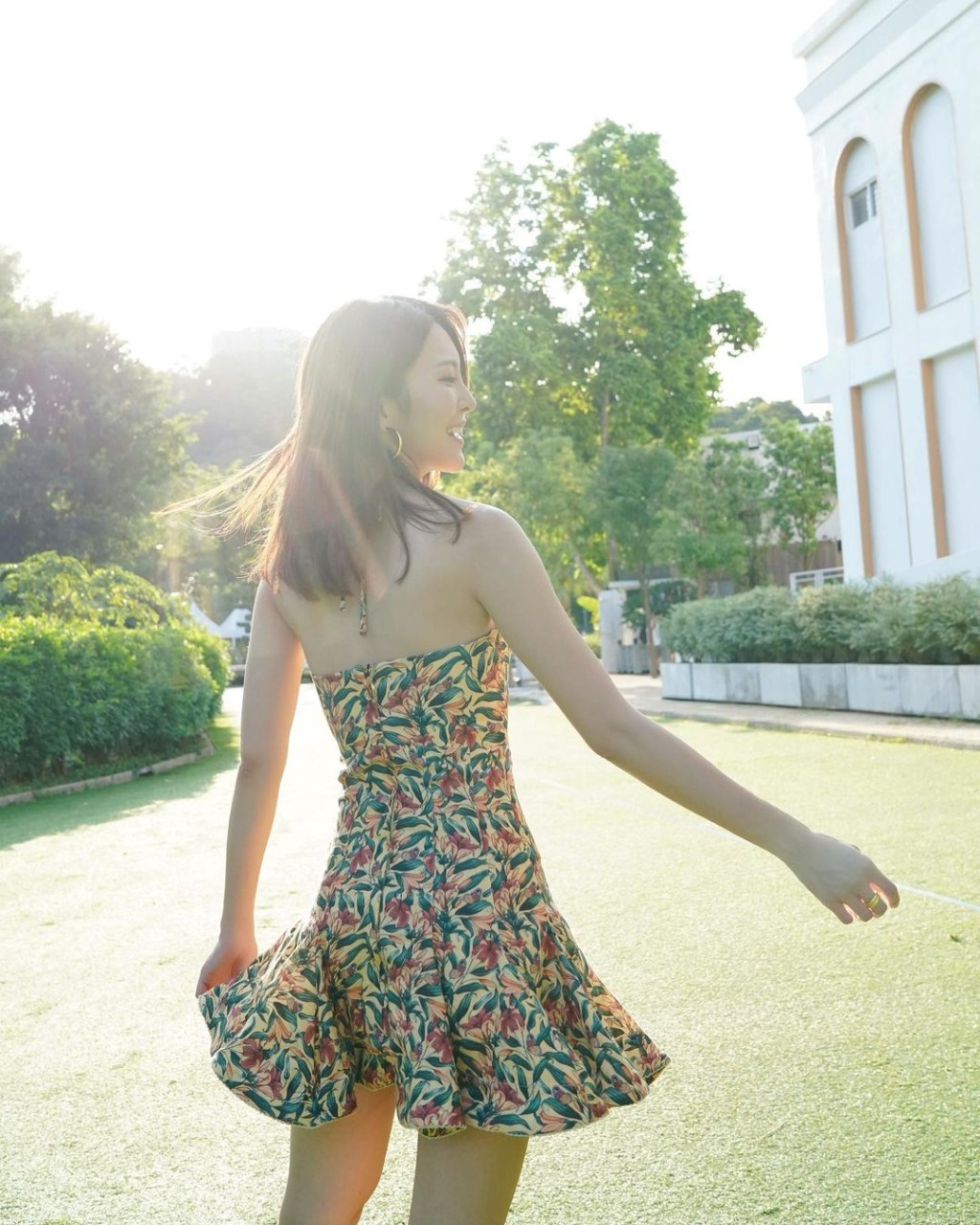 張曦雯（Kelly）穿上碎花裙，更顯青春美麗。（圖片來源：「kelllycheung」instagram）