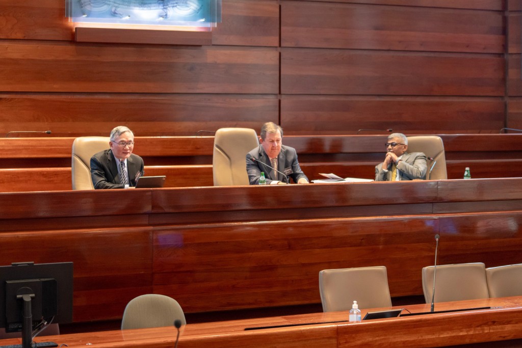 張舉能（左）參與研討會。