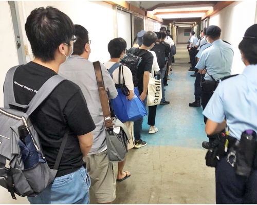 警方採取行動。