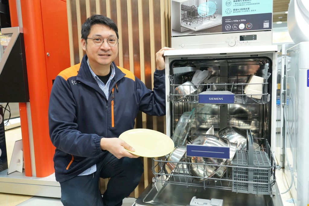 豐澤顧客服務主任周浩德指出，由於下層的溫度較高，水柱力度更強，有頑固污跡的鍋具可放在下層清洗。