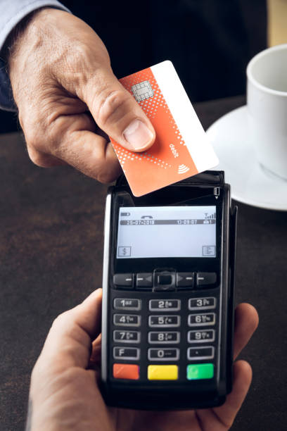 如大部分信用卡可在电话内电子钱包下载应用程式，银包主要存放现金，毋须太多格层，便可选用短银包。