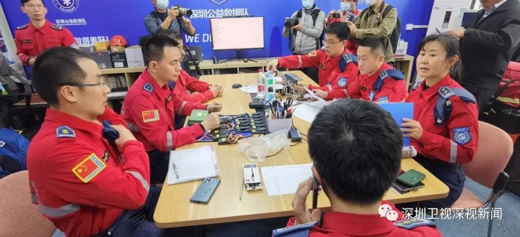 央视报道，深圳公益救援队先遣小组6人及第二批20人救援队亦将陆续抵达土耳其展开救援。微博图