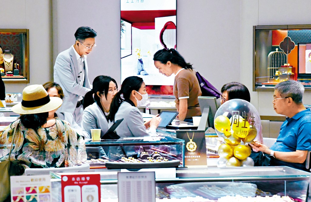 黃金周期間,有旅客專門來港購買金飾,金價的高企未有影響他們的購買意欲。