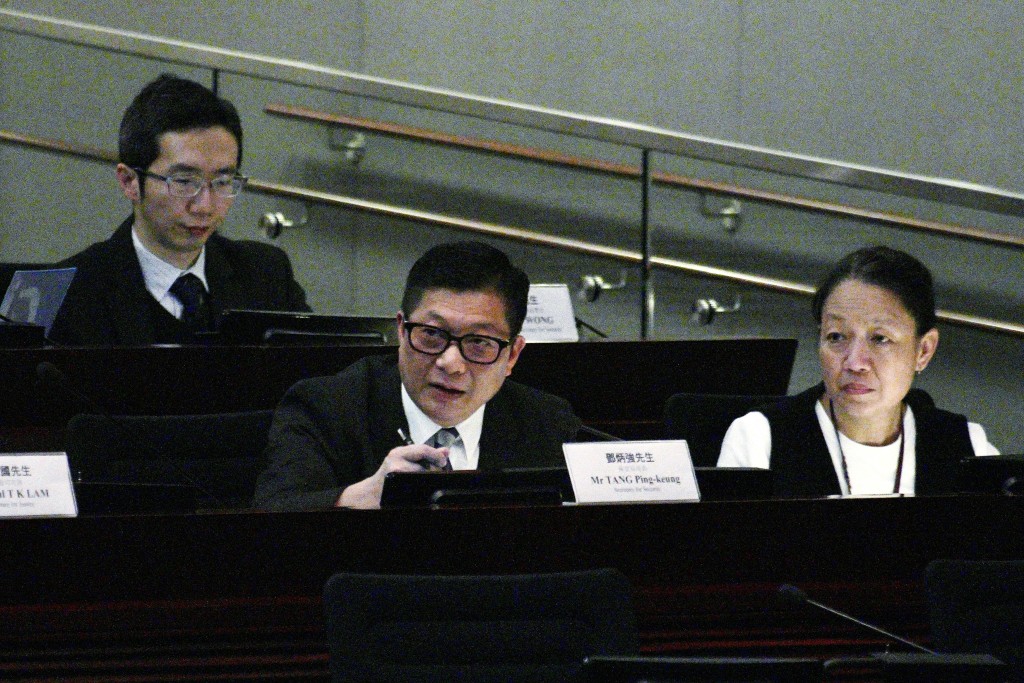 保安局局長鄧炳強（前排左）、保安局副秘書長廖李可期（前排右）。歐樂年攝