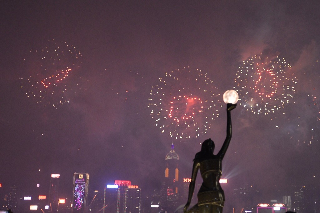 李家超表示，10月1日再次舉辦國慶煙花匯演，是5年以來香港再次煙花匯演。資料圖片