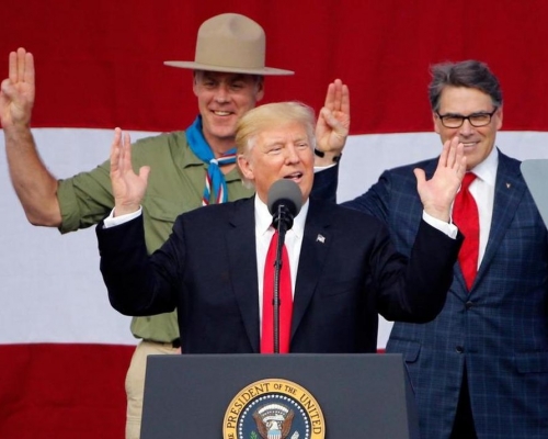 特朗普在發表演說期間誇耀自己在大選中取勝，更炮轟他的競選對手希拉莉。AP