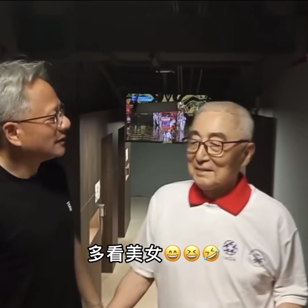 黃仁勳無奈不知怎樣回話,林友茂指着身邊包括女性的義工記者等人重覆一遍說:「多看美女。」 facebook / 張哲生 黃仁勳無奈不知怎樣回話,林友茂指着身邊包括女性的義工記者等人重覆一遍說:「多看美女。」 facebook / 張哲生