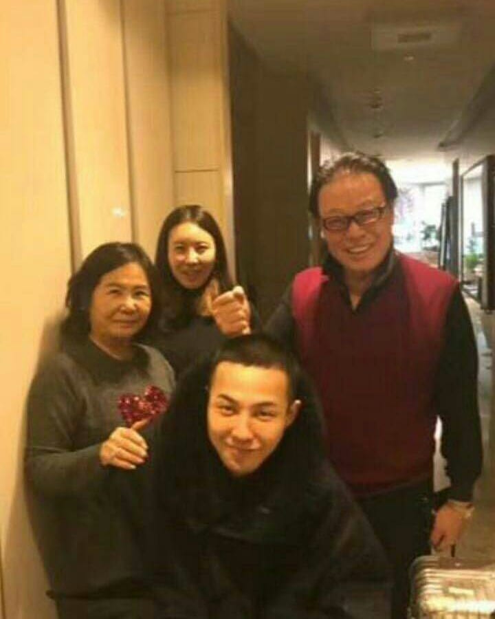 去年GD入伍時一家4口拍照留念。（ig圖片）