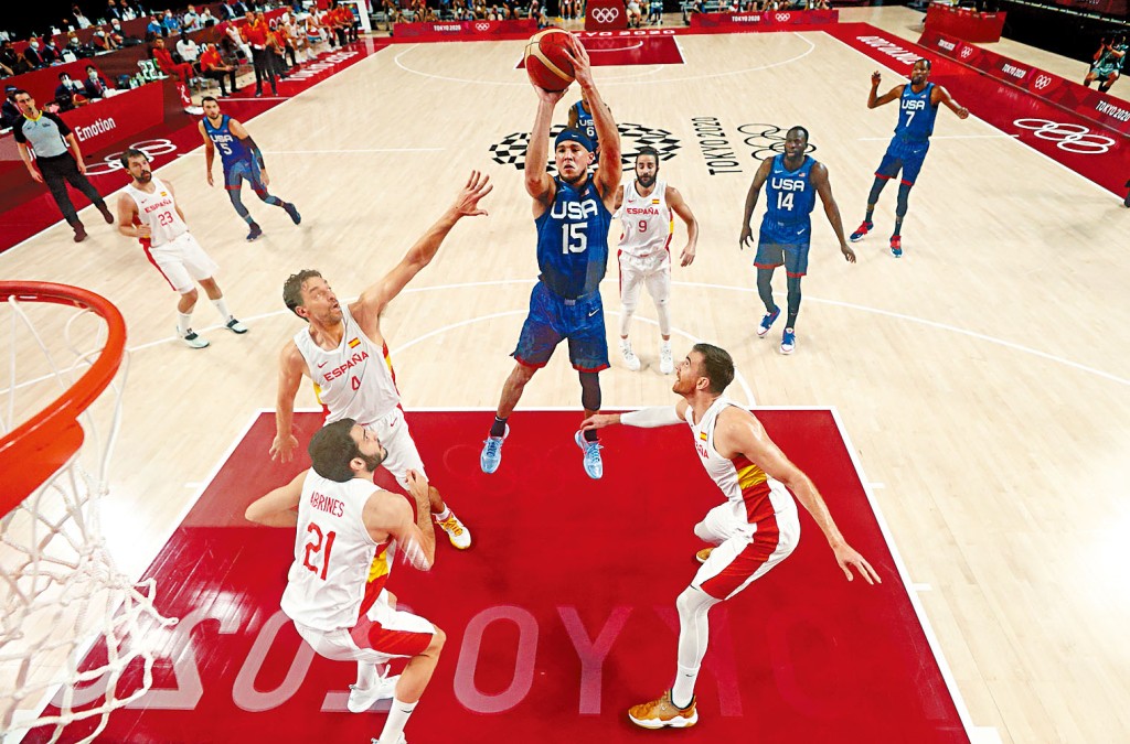 加斯劳（4号）与马克加斯劳（前右）两兄弟功成身退，宣布退出西班牙国家队。