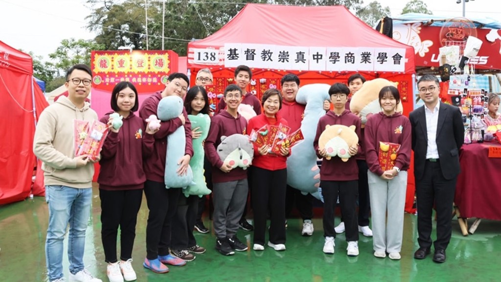 歲晚臨近年宵市場開始營業,蔡若蓮為經營攤位學生打氣。蔡若蓮facebook圖片