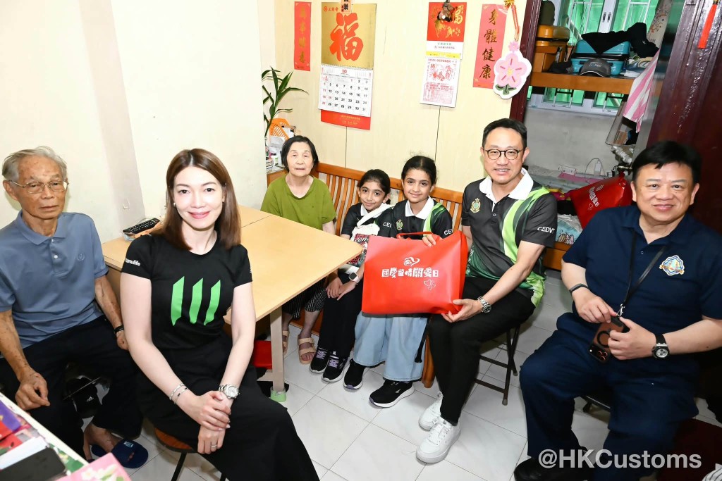 海關關長陳子達(右二)親自出席活動,並聯同多位社會賢達及義工前往社區探訪長者。海關提供 海關關長陳子達(右二)親自出席活動,並聯同多位社會賢達及義工前往社區探訪長者。海關提供