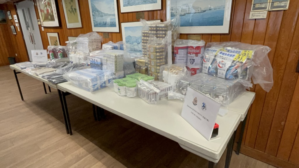 警方檢獲大批證物。楊偉亨攝