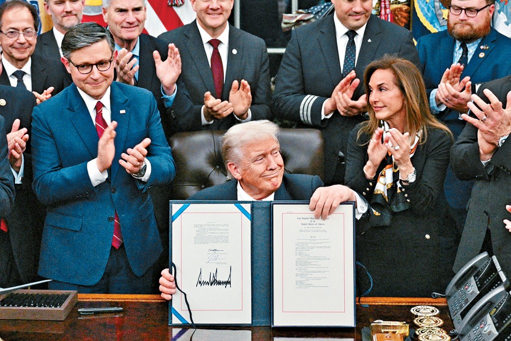 特朗普在白宮展示已簽署的臨時撥款法案，正式結束政府停擺。