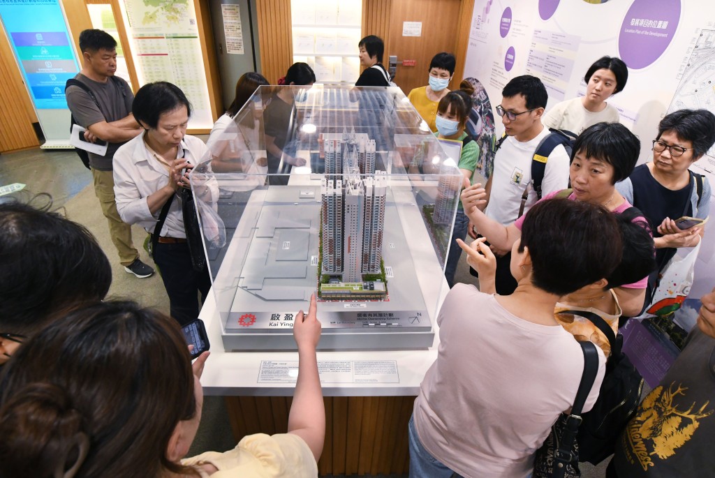 她又指,對於未能負擔私樓的中低收入人士而言,資助出售單位是他們實現置業夢想非常合適的第一步。 她又指,對於未能負擔私樓的中低收入人士而言,資助出售單位是他們實現置業夢想非常合適的第一步。