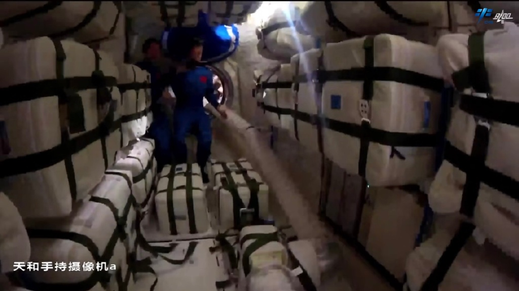 太空人進入「天舟六號」。