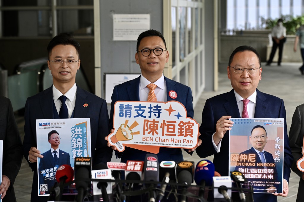 (左起)洪錦鉉、陳恒鑌、陳仲尼報名參選選委會界別。 (左起)洪錦鉉、陳恒鑌、陳仲尼報名參選選委會界別。