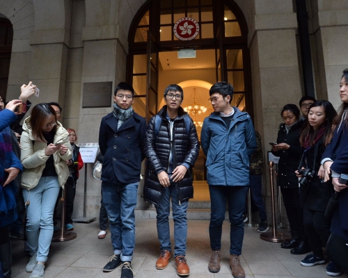 雙學三子以自由身步出法院。