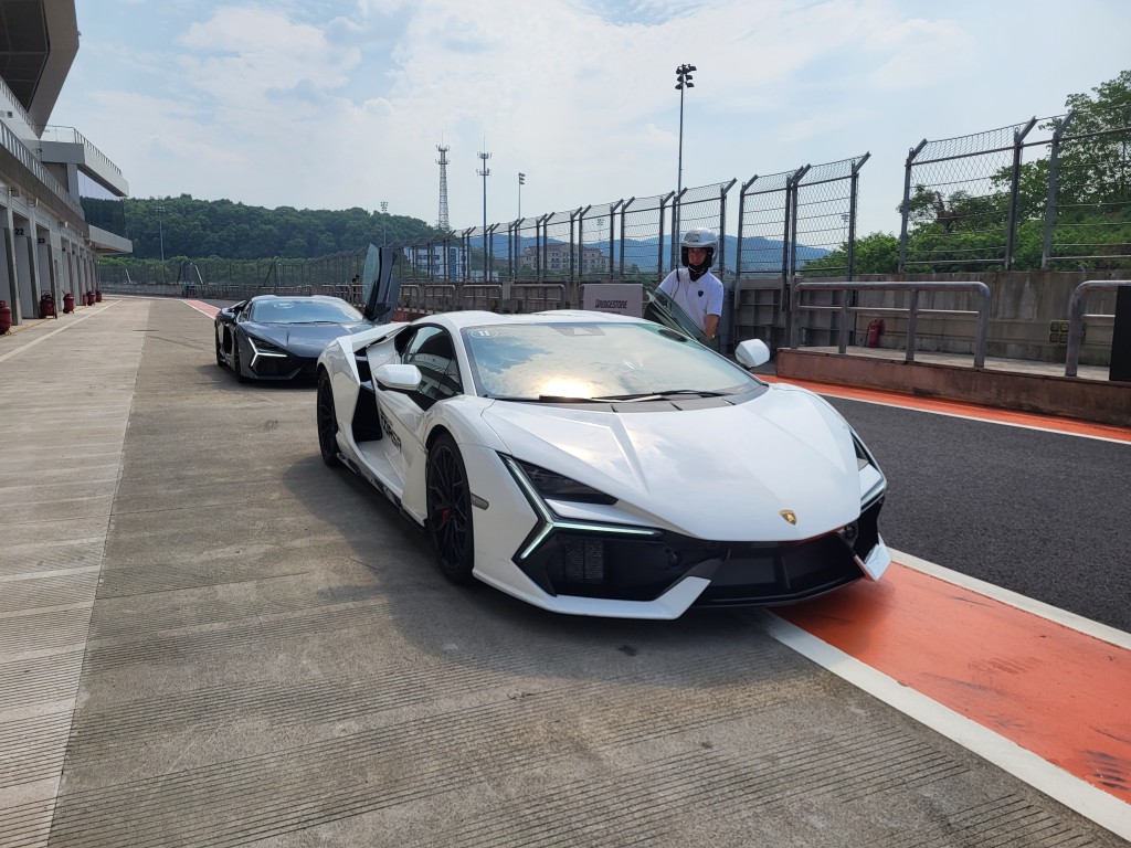 林寶堅尼Lamborghini在浙江紹興賽車場舉行Esperienza Corsa賽道體驗活動，主角是全新Revuelto「大牛」V12混能引擎超跑。