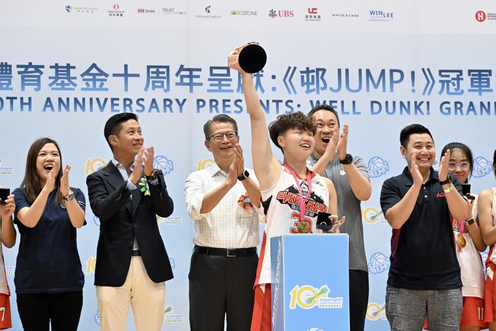 陳茂波主持一項籃球比賽冠軍頒獎禮。政府新聞處圖片