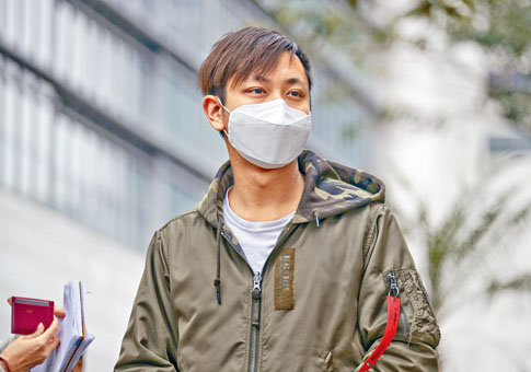 二十二岁售货员被捕时疑以手肘撞到警员背部，被控袭警罪，昨获控方申请撤控。