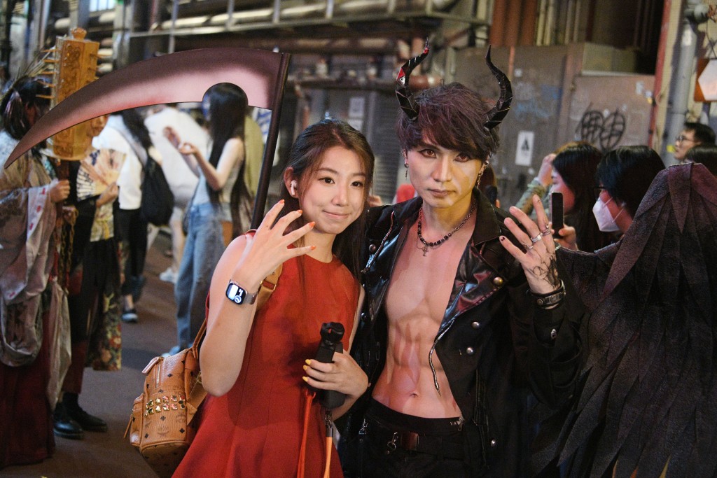 中環蘭桂坊大批市民遊客「扮鬼扮馬」。 中環蘭桂坊大批市民遊客「扮鬼扮馬」。