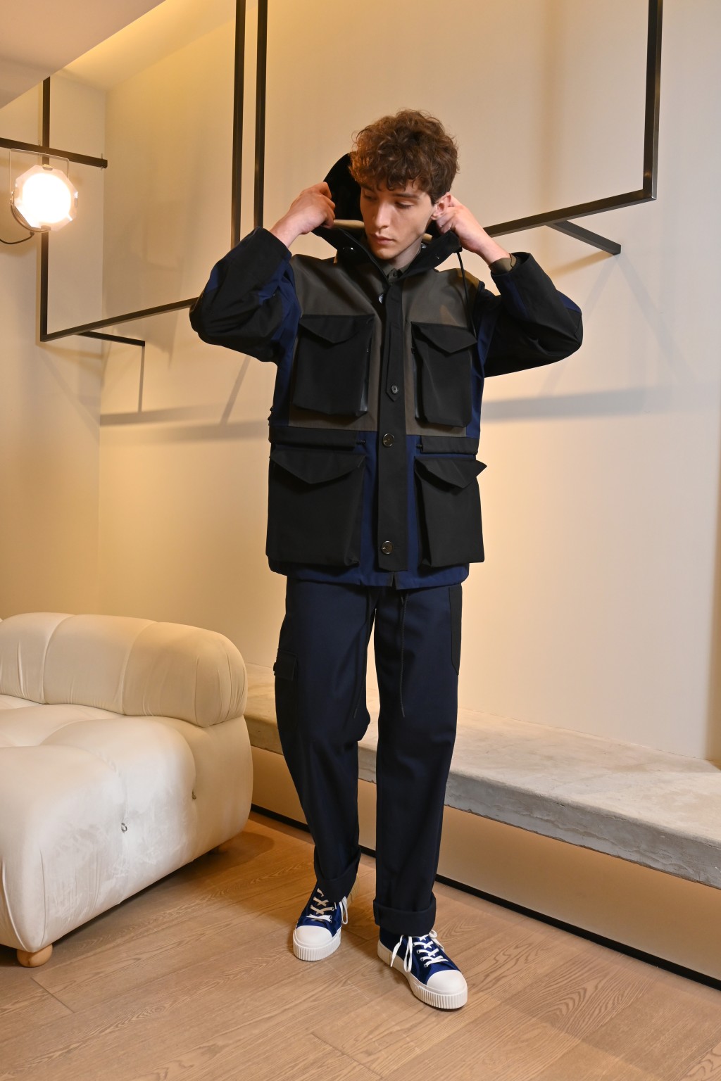 拼色軍裝外套/$11,700、恤衫/$2,200、棉質華達呢工裝長褲/$2,800、絲絨高筒運動鞋/$3,200。