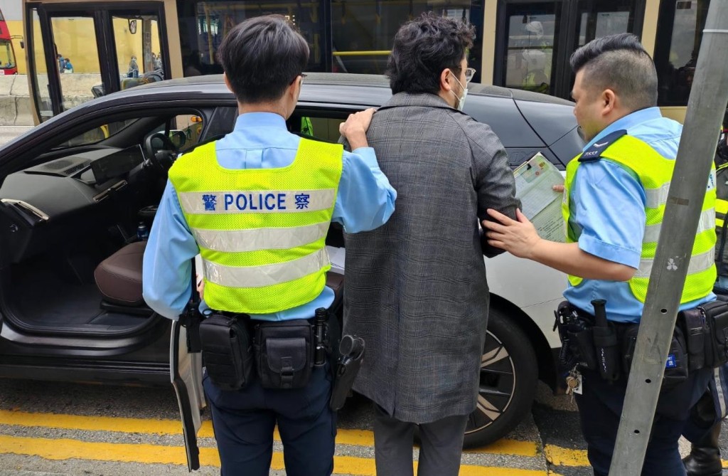 司機涉「停牌期間駕駛」等罪被捕。