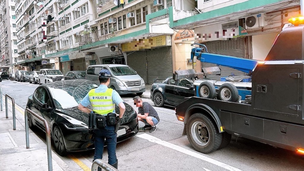行動中,警方共拖走16輛對交通造成嚴重阻塞的車輛。警方圖片