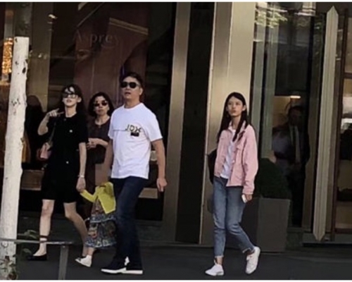 劉強東章澤天帶女兒現身瑞士街頭,力破婚變傳聞。網圖