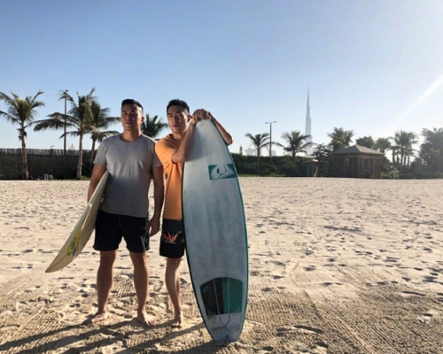 楊祐寧及張孝全一齊去杜拜玩衝浪。