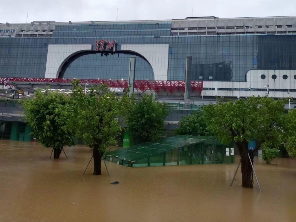 深圳9月曾經出現世紀暴雨，火車站被浸。