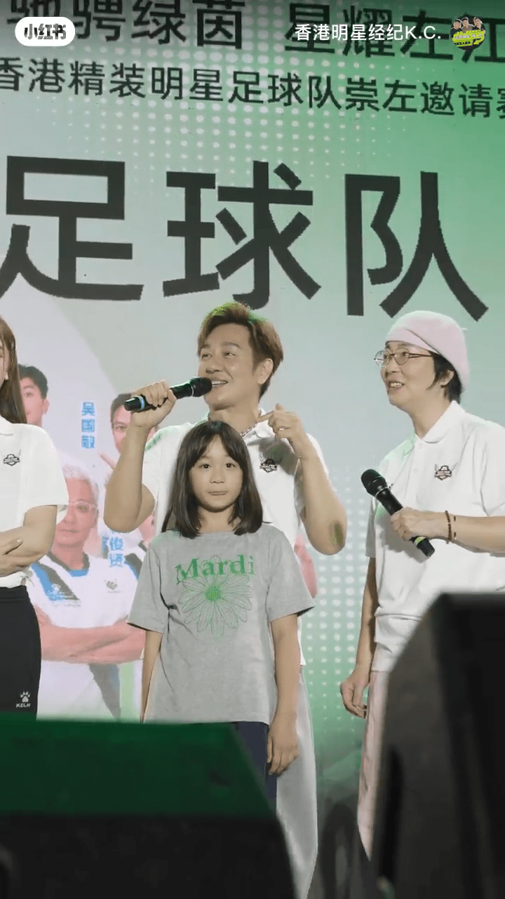 陳浩民突然大叫「係同一個老婆生」,令場面更尷尬。 陳浩民突然大叫「係同一個老婆生」,令場面更尷尬。