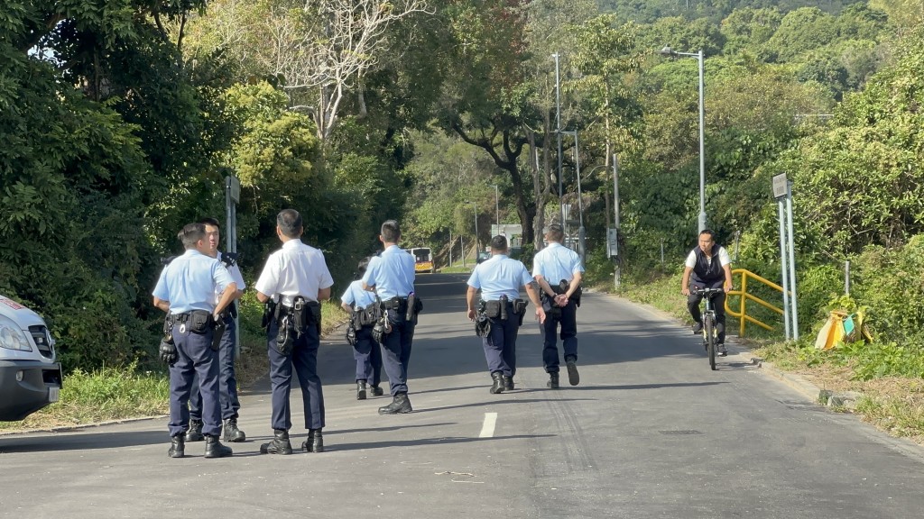 大批警员到场搜救。梁国峰摄