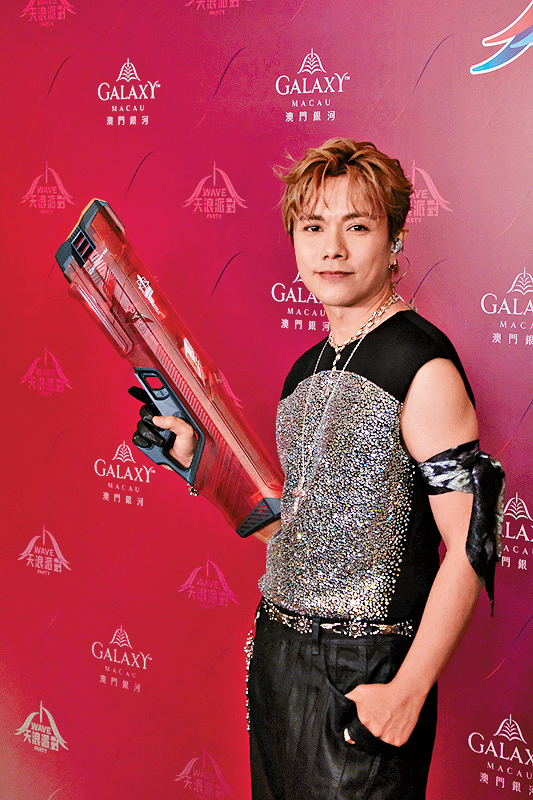 軒仔這晚以閃爆背心演出。