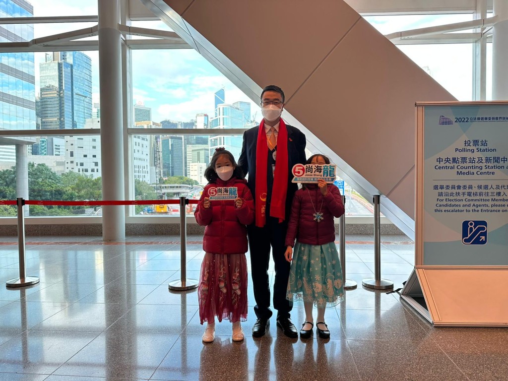 尚海龍8時前已到達會展中心投票處，兩個女兒也在放假日早早起身，身穿公主裙到現場支持父親。（常彧璠攝）