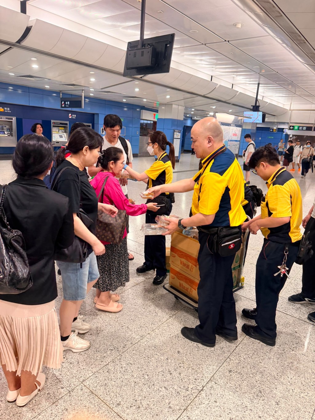 港鐵指,較早前工程團隊在露天段進行檢查及清理,車站職員亦為站內乘客提供協助。港鐵提供 港鐵指,較早前工程團隊在露天段進行檢查及清理,車站職員亦為站內乘客提供協助。港鐵提供