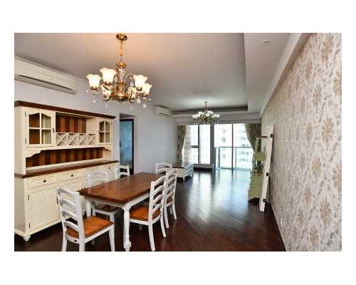 這是逸瓏灣II 11座中層B室，實用面積1241方呎，現時可買可租。